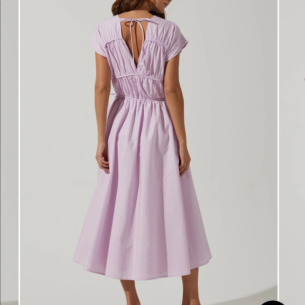 NWT ASTR LORRIE SLEEVELESS RUCHED MIDI DRESS - Picture 3 of 8